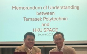 Professor William K.M. Lee, Director of HKU SPACE, and Mr Aw Tuan Kee, Deputy Principal of Temasek Polytechnic