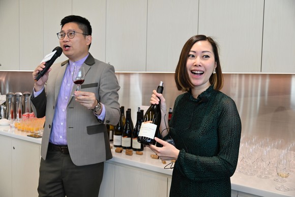  Ms Susanna Poon, a part-time teacher of the School’s wine programmes and a Champagne Chevalier of Ordre des Coteaux de Champagne (OCC)