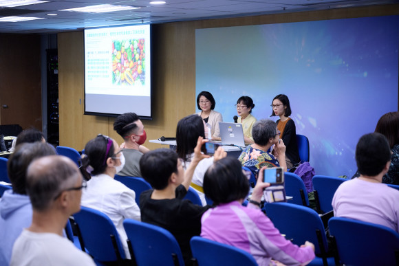 Mrs Clara Pi, Registered Dietitian, and Dr Jenny Tung, Senior Programme Director of HKU SPACE, unveiled the myths of nutritional food therapy in "A Dialogue between Traditional Chinese Medicine Practitioner and Dietitian: Unveiling the Mysteries of Vegetarianism and Food Therapy for Health"