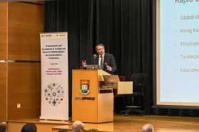 The keynote speeches delivered by Professor Julian Tanner, Director of Common Core and Senior Advisor to the T&L Deanery of the LKS Faculty of Medicine of the University of Hong Kong, who spoke on "Student Learning across Disciplines in a Time of Rapid Change"