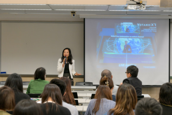 会议的第二部分设有36个不同议题的小组，包括：「哲学与人工智能」、「中美关系的发展：现在与未来」、「人文教育的挑战与未来发展」等