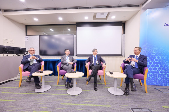 在香港大学专业进修学院院长李经文教授主持的圆桌会议上，几位知名讲者包括自资专上教育委员会主席陈兆根博士、香港学术及职业资历评审局总干事周庆邦先生，以及自资高等教育联盟主席钟志杰教授分别就香港自资高等教育机构的最新趋势、监管架构和发展机遇等提出灼见。