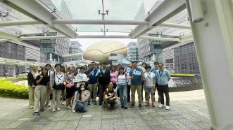 校友會於7月19日安排了校友走進生物醫藥科技培育計劃實驗室，觀摩生物樣本庫、基因組學等尖端生物醫學儀器