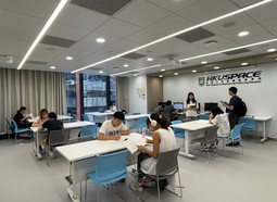 KEK設有8間課室、1間電腦實驗室和2間學生休息室。