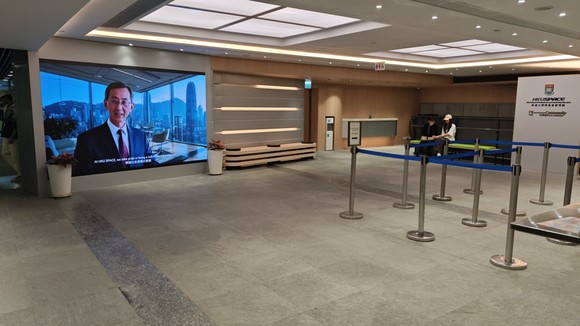 校園的入口大堂已經過重新裝修，簡約而典雅的流線型座位設計，營造了一個友善的社交區。我們還加強了學生設施，包括大型 LED 螢幕和學生休閒設施