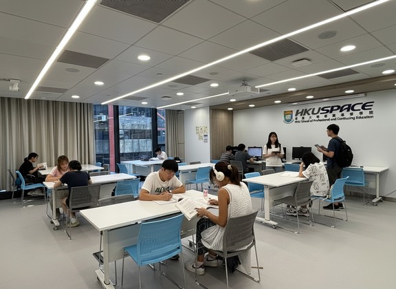 KEK設有8間課室、1間電腦實驗室和2間學生休息室。