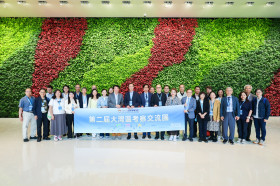 Group photo of the delegation at Vipshop Headquarters