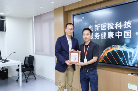 Exchange of souvenirs between Professor William K.M. Lee, Director, and Mr Xiaohua Mao, Deputy General Manager, Laboratory & Service Management Center of KingMed Diagnostics