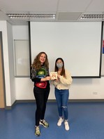 恭喜Sharon於我们的课程『Certificate in Spanish (Introductory)』当中获得杰出表现奖! ¡Felicidades! (2023年三月)