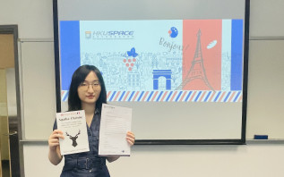 Congratulations to Ms. Chen, who has won the Outstanding Performance Award in our Certificate in French (Introductory)! Félicitations! 