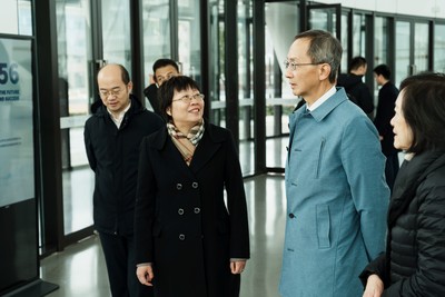 Ms. Hu Qin, Deputy Director, Taicang Smart Port Management Committee, Northwestern Polytechnical University, accompanied the delegation to visit the Northwestern Polytechnical University Taicang Intelligent Port (Taicang Campus).