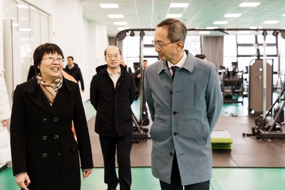 The delegation visited the gym room of the Taicang campus.