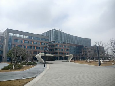 The delegation visited the Taicang campus teaching building.