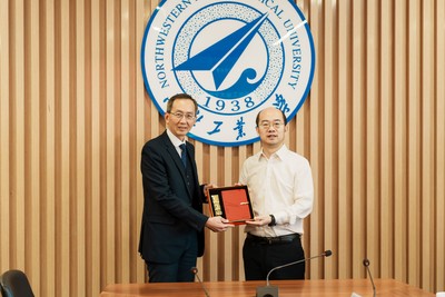 Northwestern Polytechnical University presented a souvenir to the HKU SPACE.